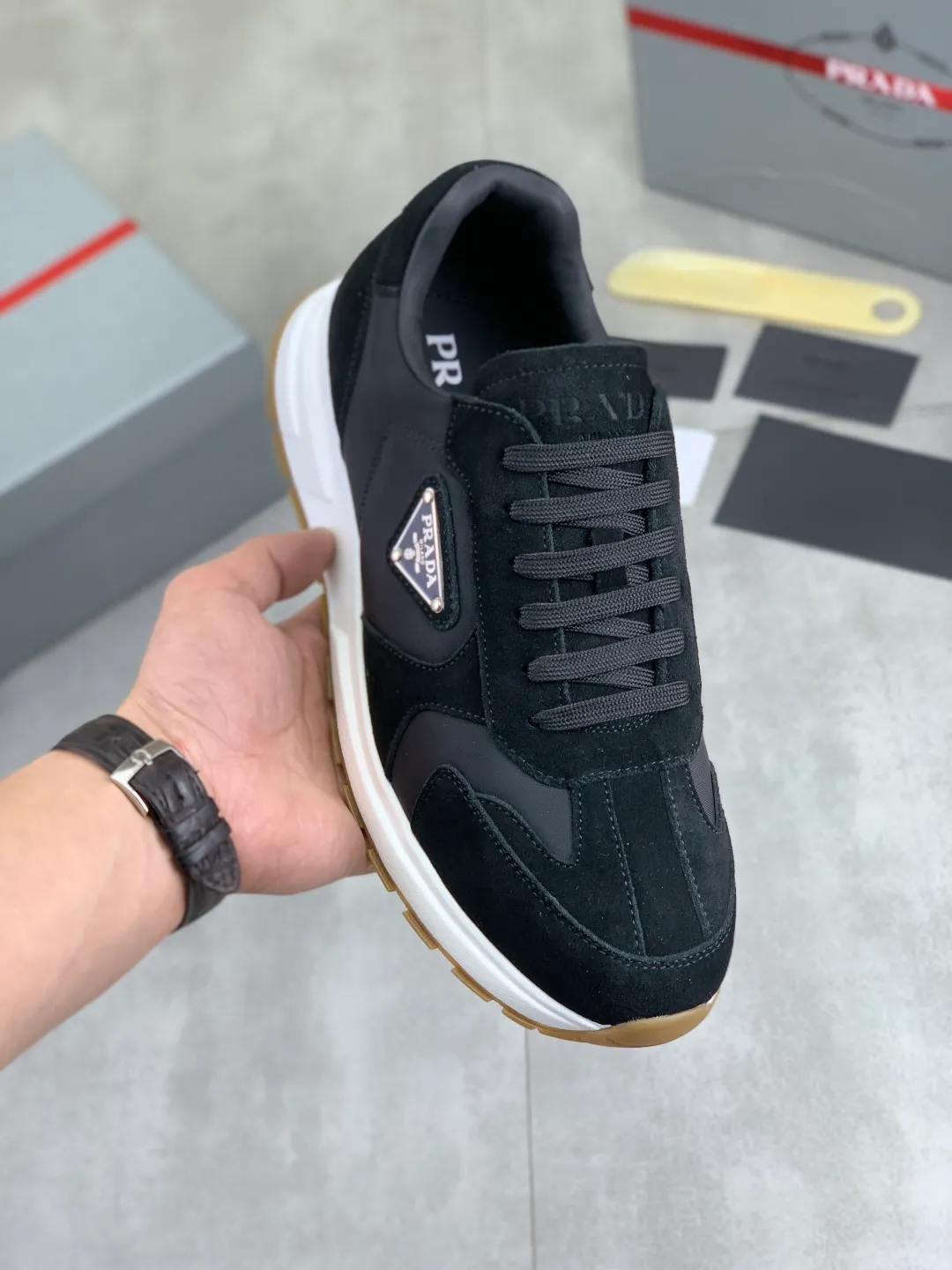 Men's shoes P560 💰 [New style] popular models are on the official website, 🆘 The trendy brand (Prada) mainly promotes popular models, avant-garde and versatile fashionable men's shoes private version mold opening, cowhide surface splicing 1:1.. Fashionable and simple, original imported cowhide lining cowhide feet; the atmosphere and personality are more fashionable, eye-catching and pursuing class. It will subvert the old ideas and be a must-have for fashionistas who want to spend time with you! Must keep it! Tall and comfortable, large and low, high-end quality workmanship. Code number: 38-44 (45 customized) 5️⃣ colors available.